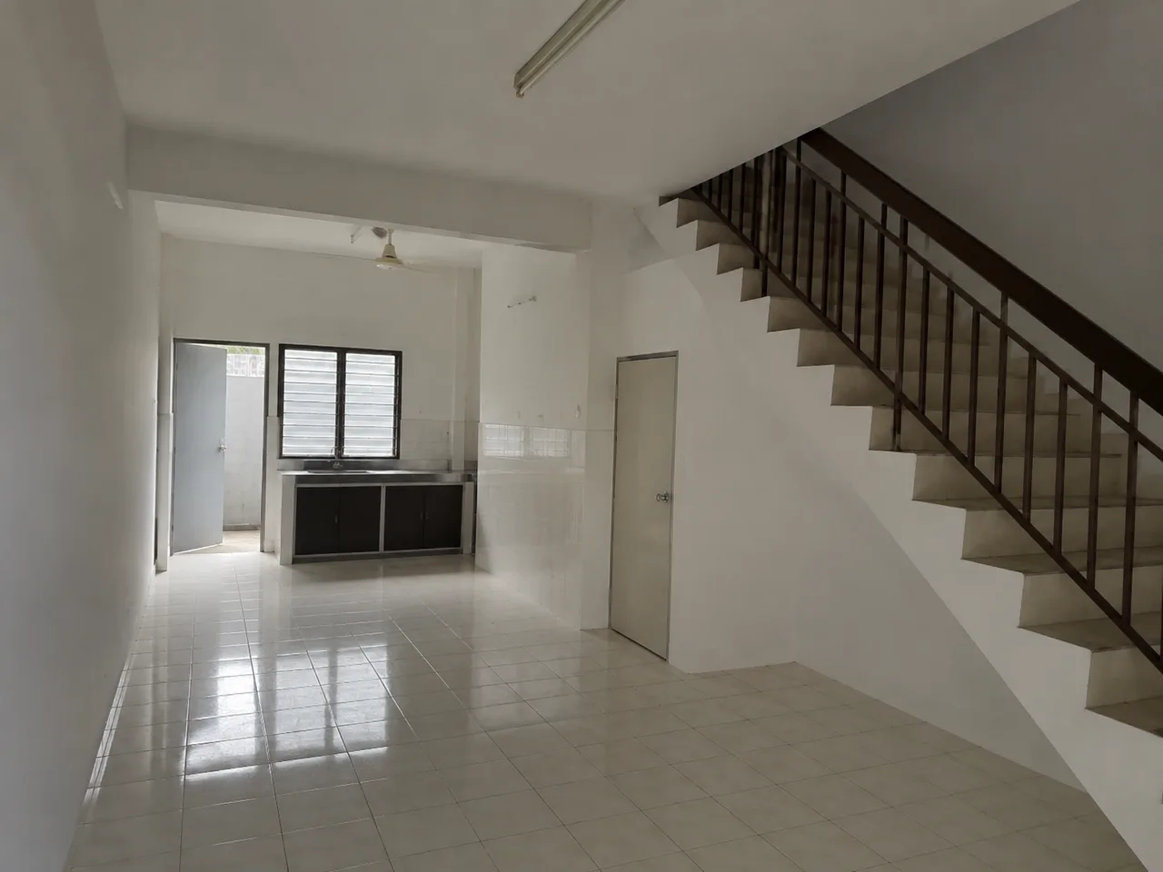 Unfurnished source photo of a terrace house interior